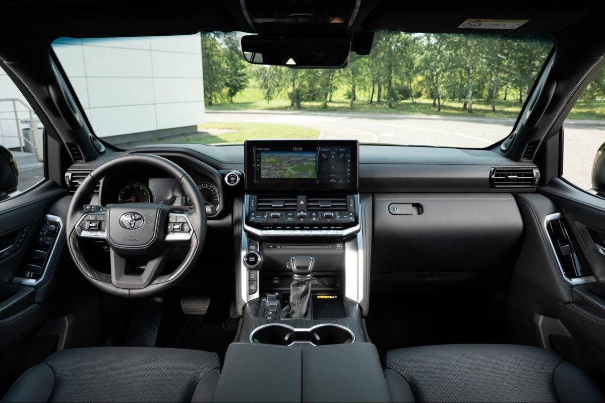 Toyota Land Cruiser 300 интерьер
