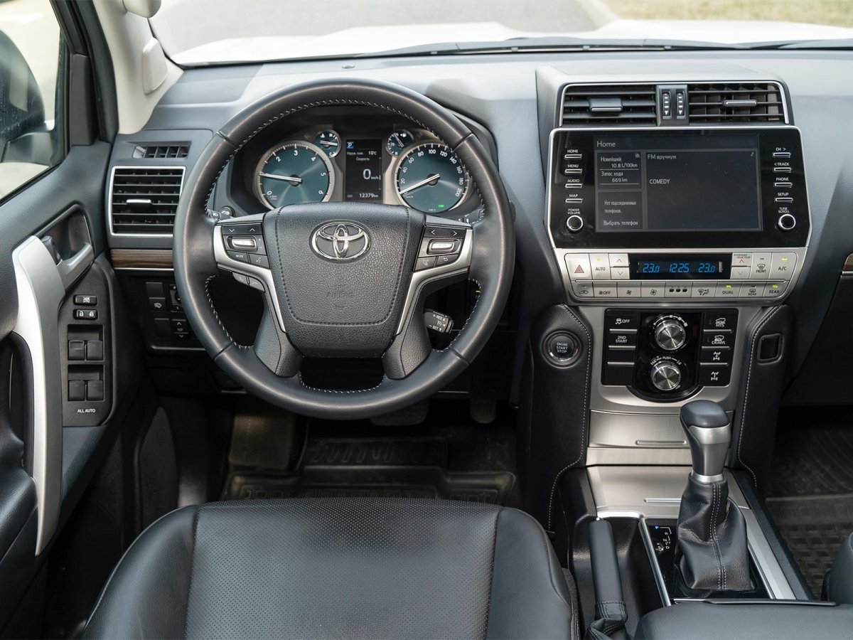Toyota Land Cruiser Prado 2017 салон
