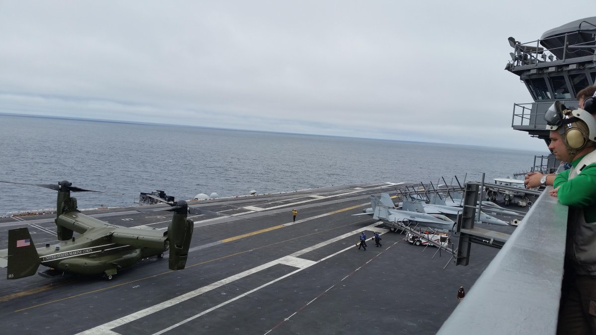 Машина падает в воду с авианосца