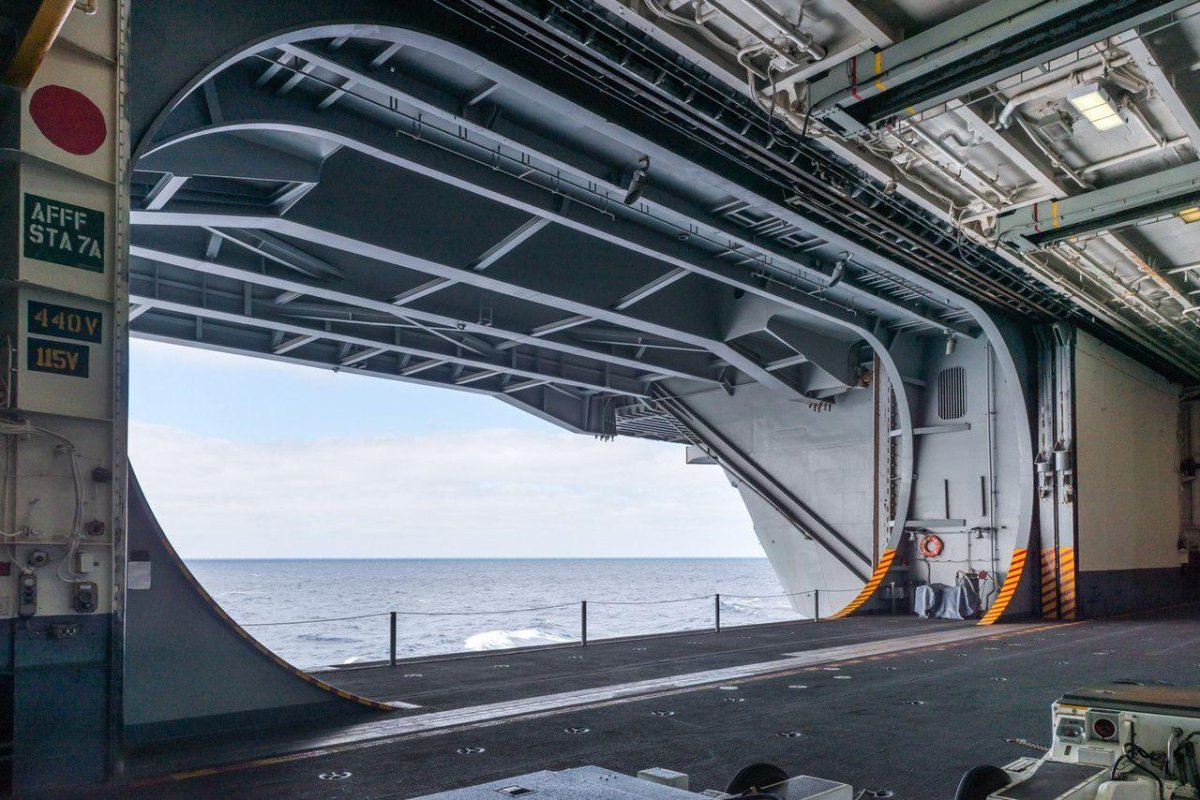 Ангар авианосца Нимиц