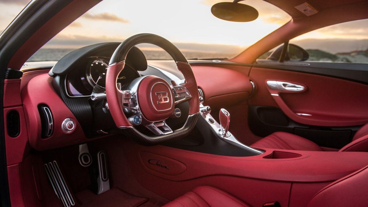 Bugatti Chiron красный салон