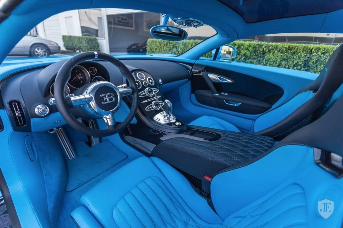 Бугатти Вейрон 2020 салон