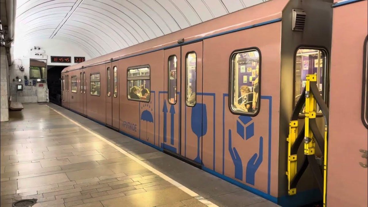 Поезд метро Ока баклажан