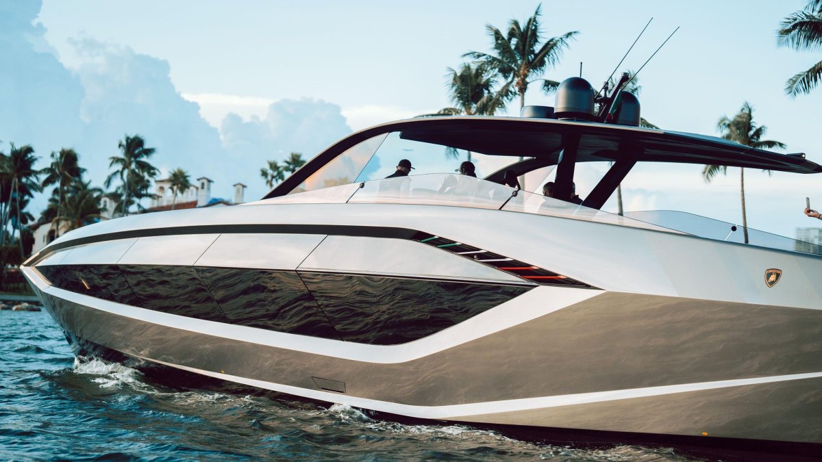 Суперяхта Lamborghini 63