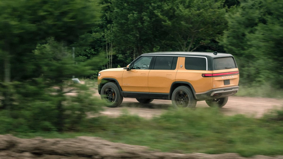 Rivian r1s 2022
