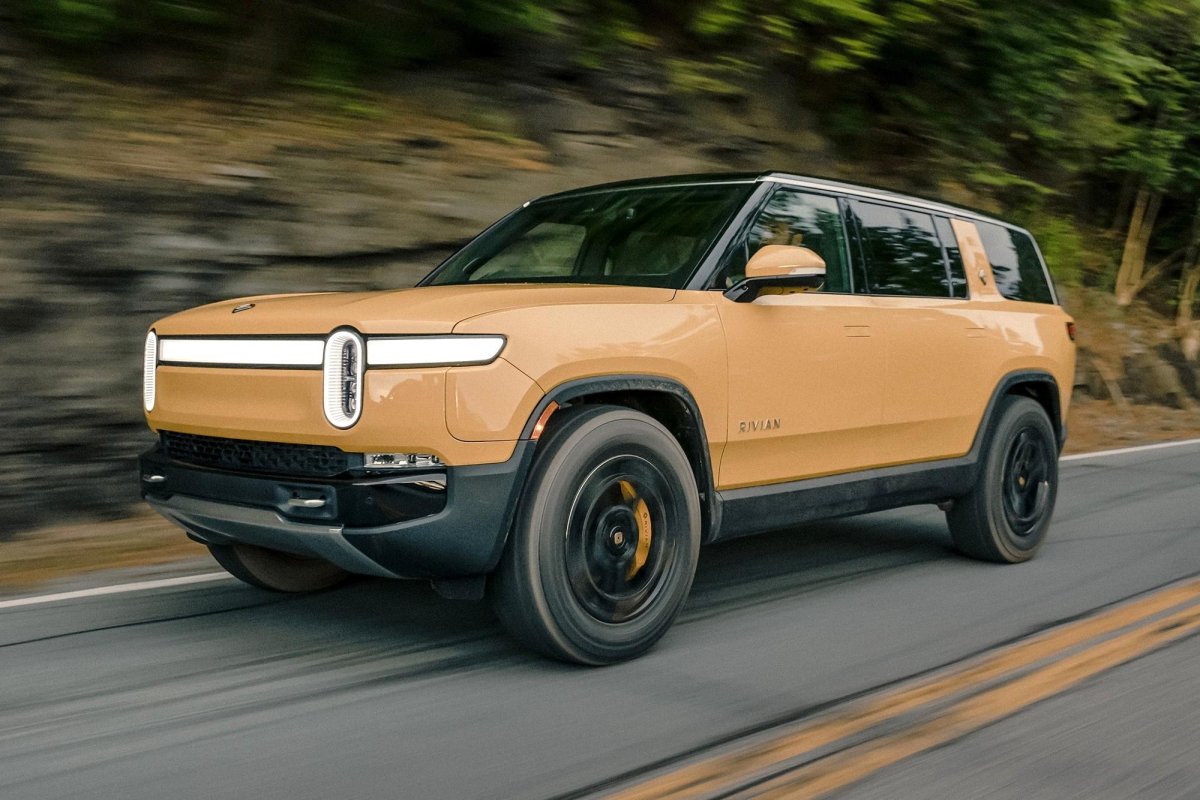 Rivian r1s 2022