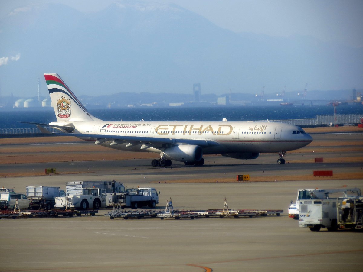 Самолёт а332 ju985