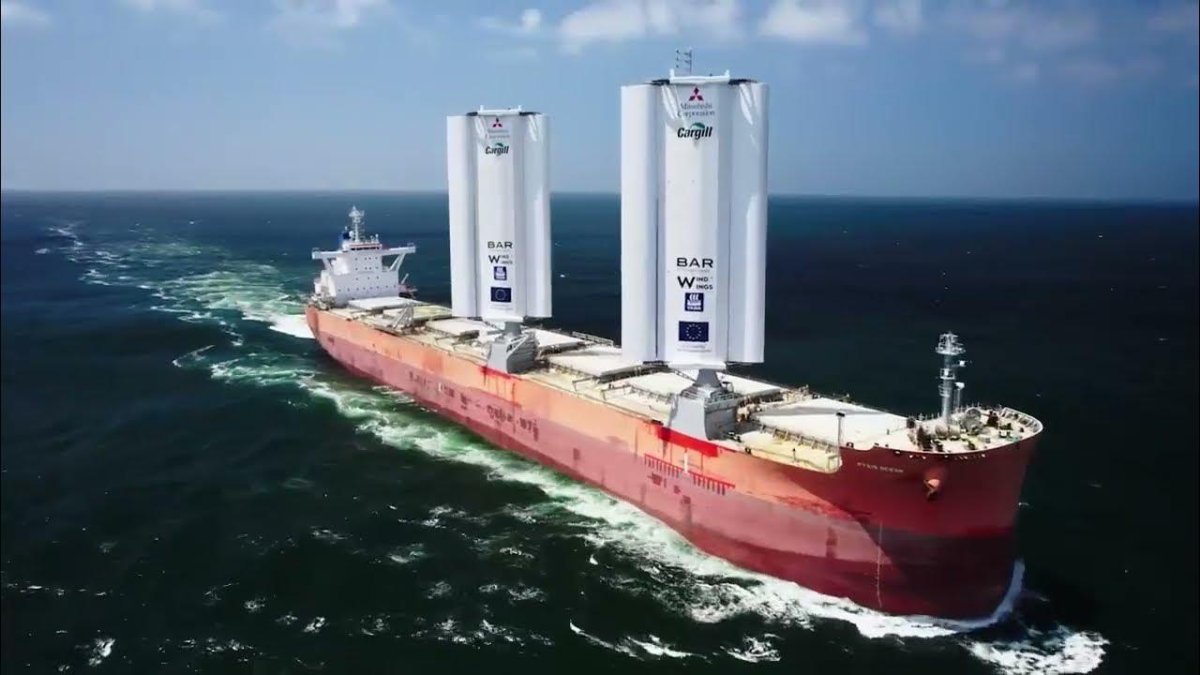 Современный парусный грузовой корабль