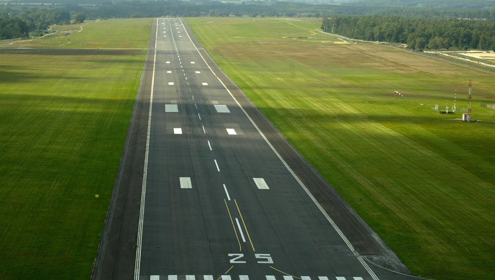 Взлетно посадочная полоса аэропорта