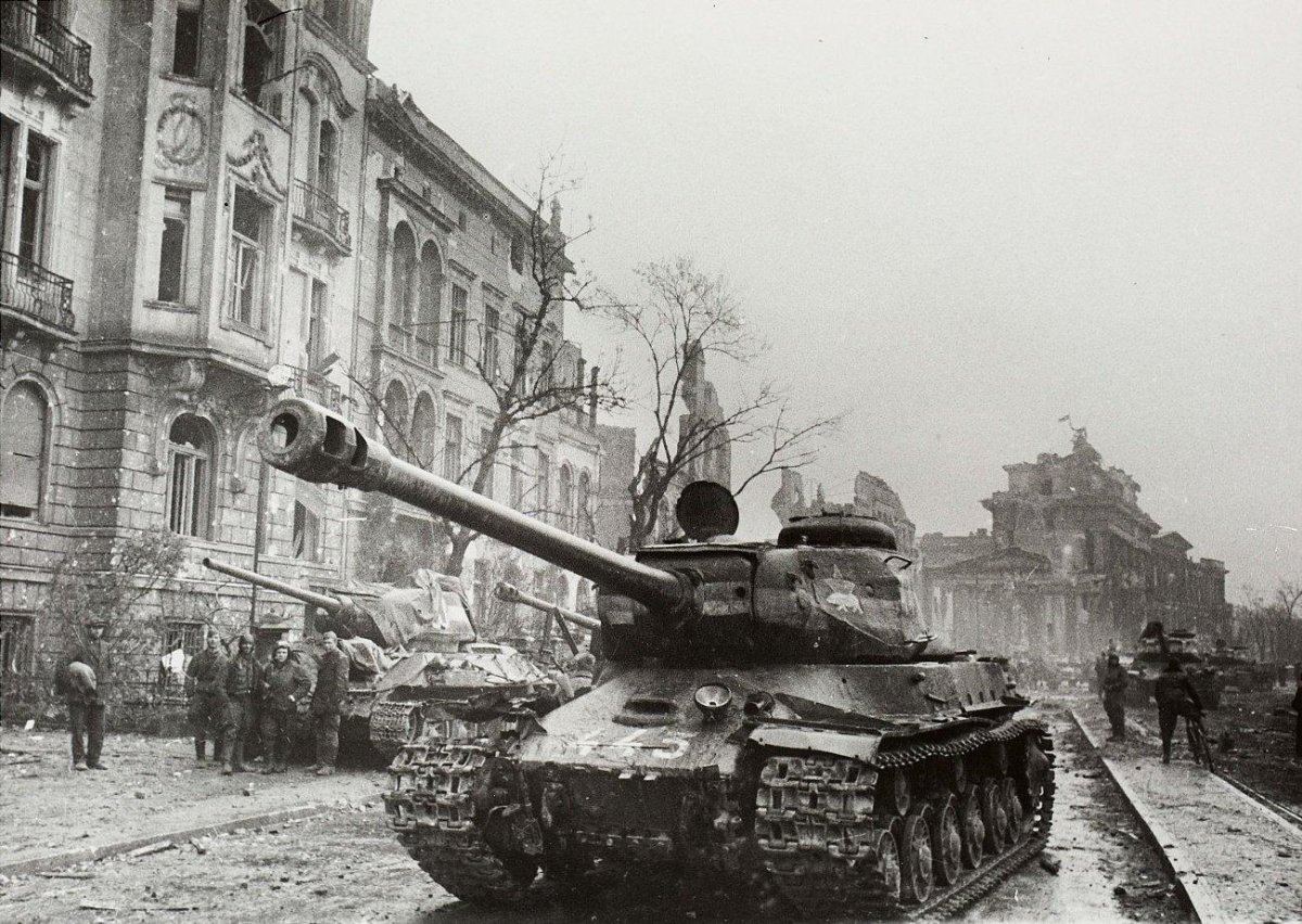 ИС-2 В Берлине