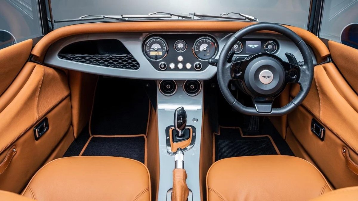 Morgan Plus 4 2021 салон