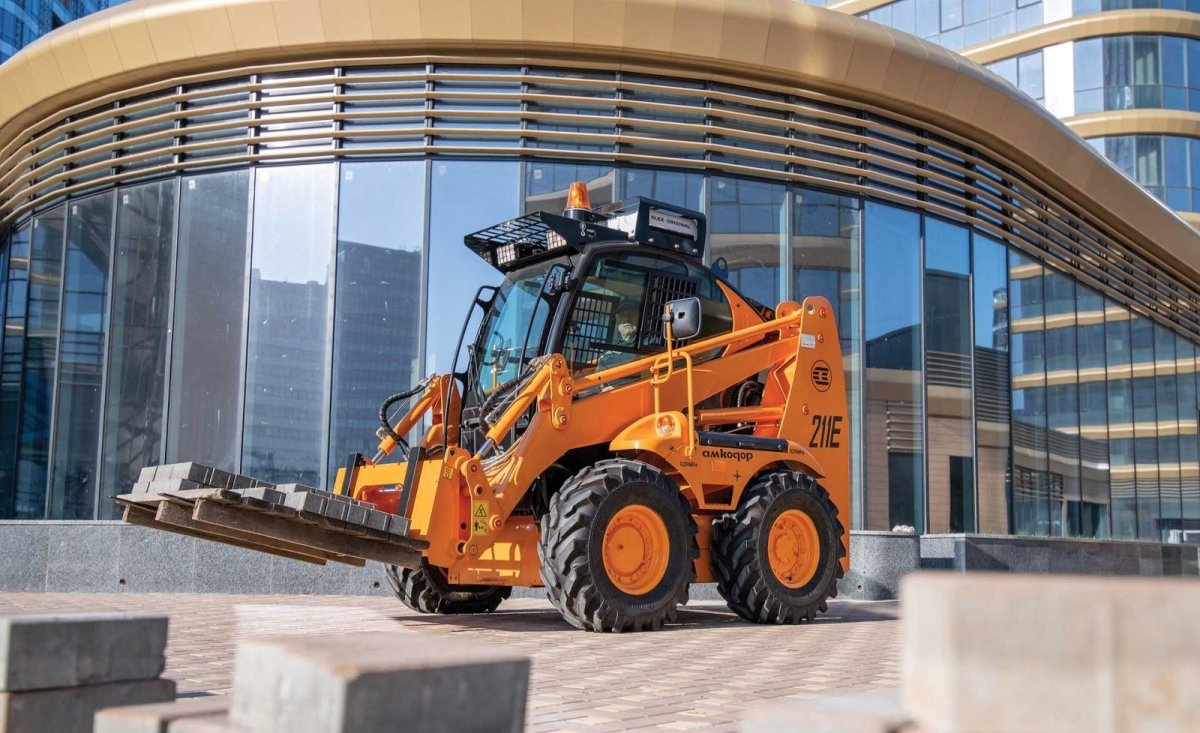 Погрузчик универсальный Амкодор 211