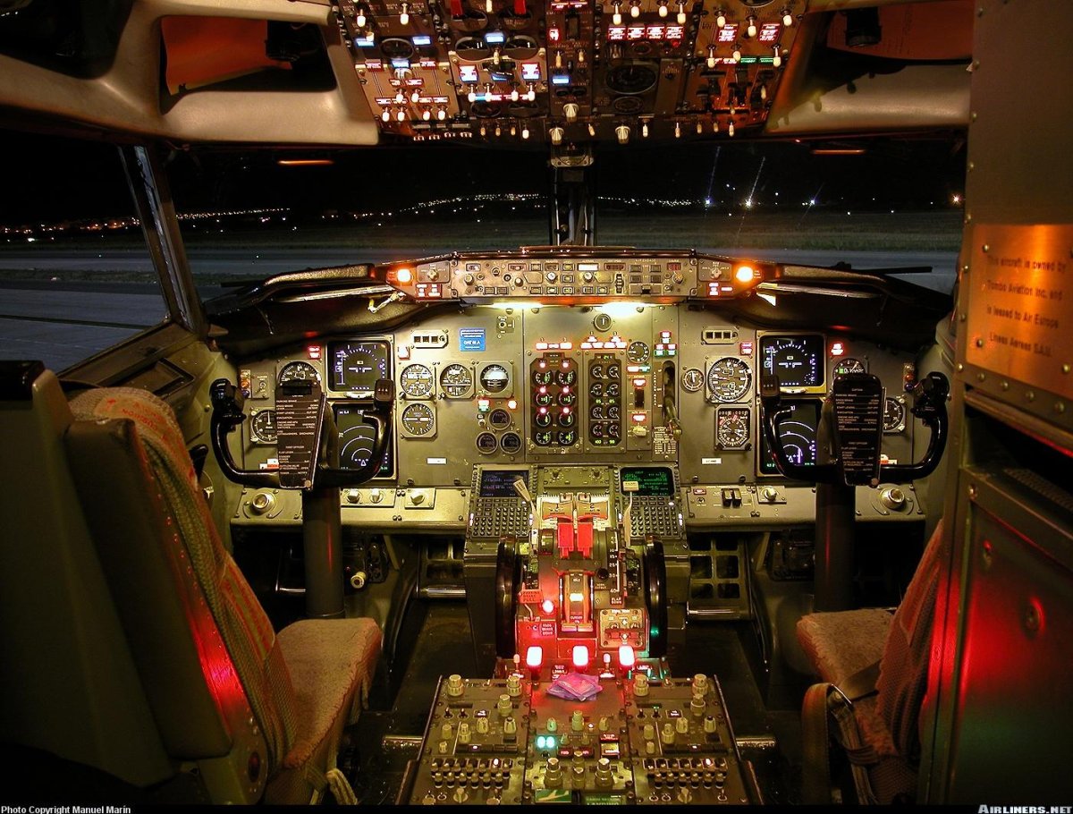 737-400 Cockpit
