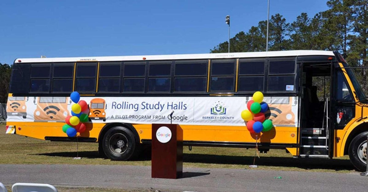 Школьный автобус с буквами