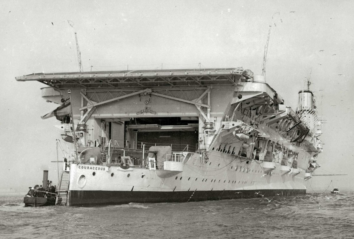 HMS courageous авианосец