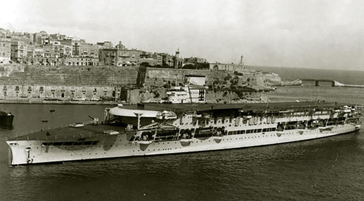 HMS courageous авианосец