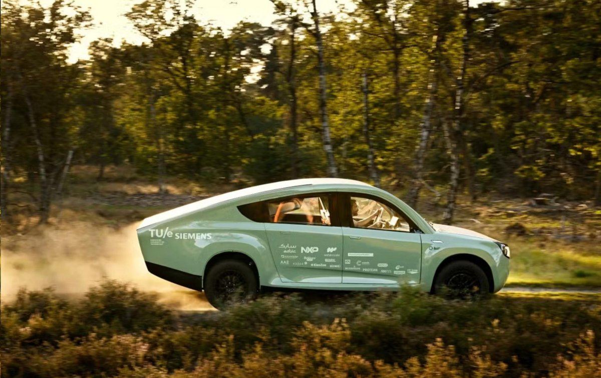 Стелла с автомобилем