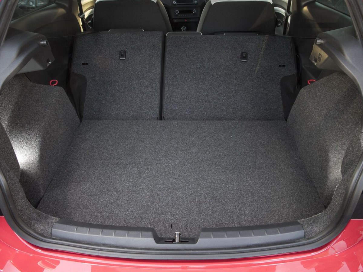 Seat Ibiza багажник с опущенным сиденьем