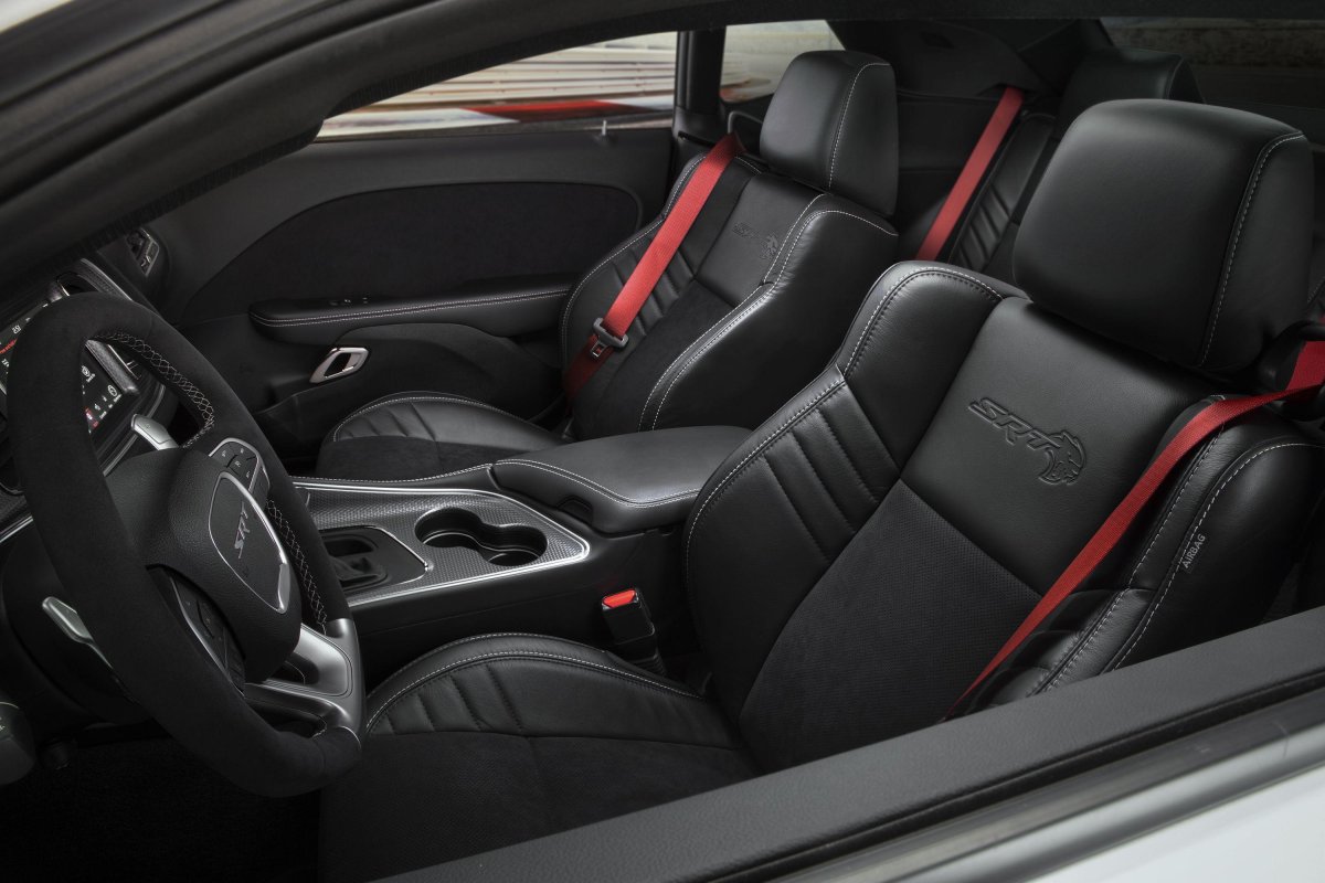 Додж Челленджер 2018 салон