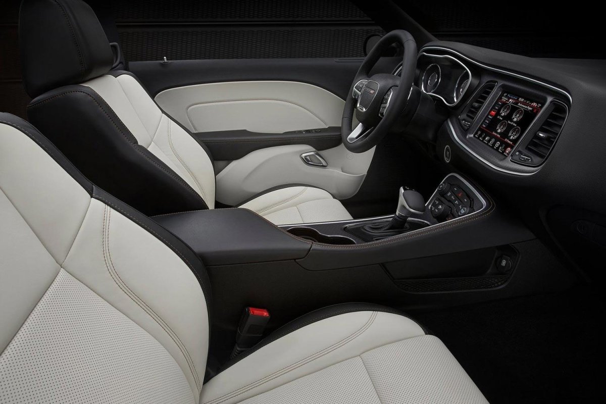 Dodge Challenger 2015 салон