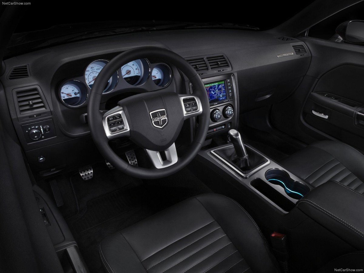 Додж Челленджер 2011 салон
