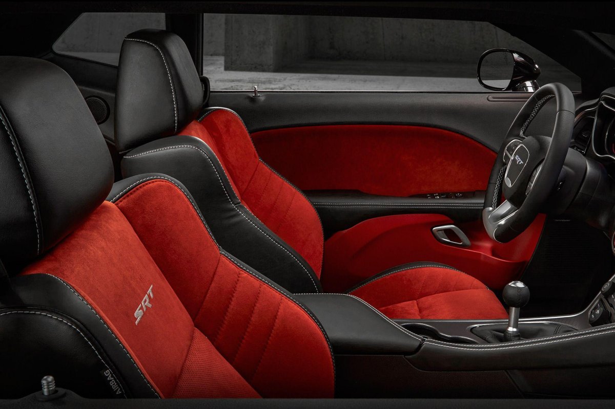 Dodge Challenger с красным салоном