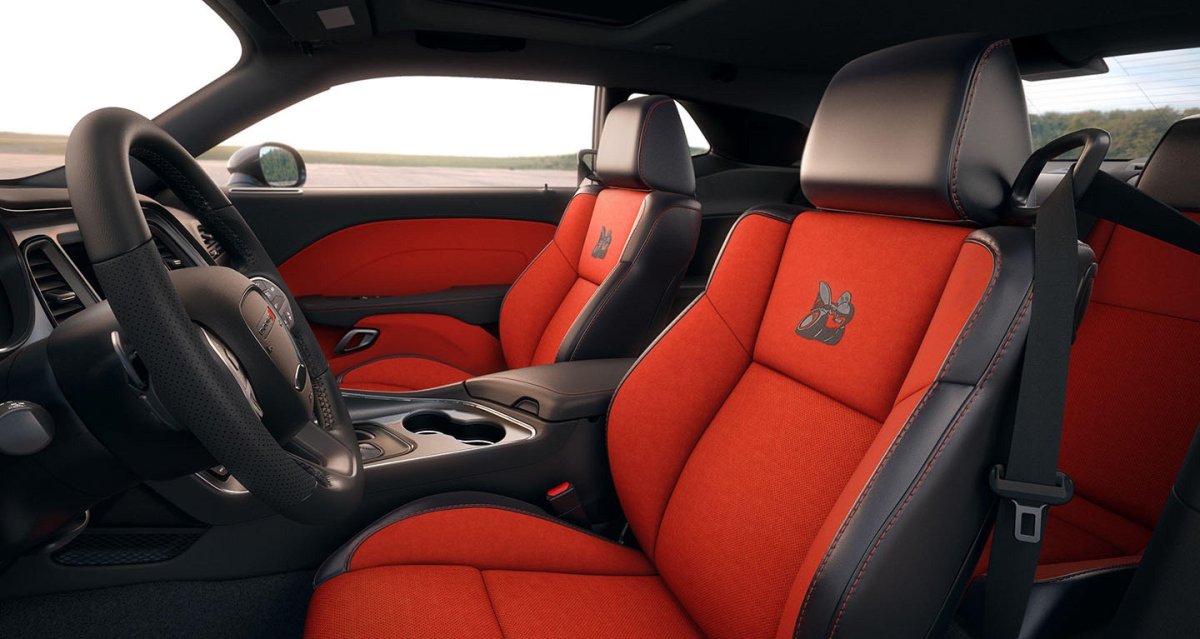 Додж Челленджер салон перешитый