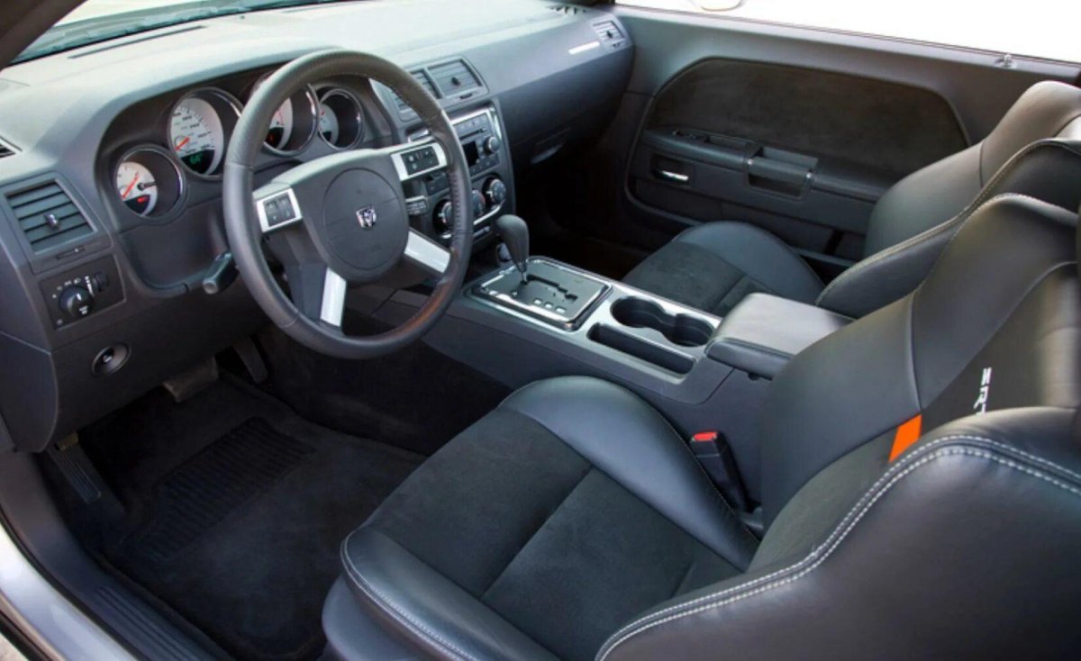 Dodge Challenger 2008 салон