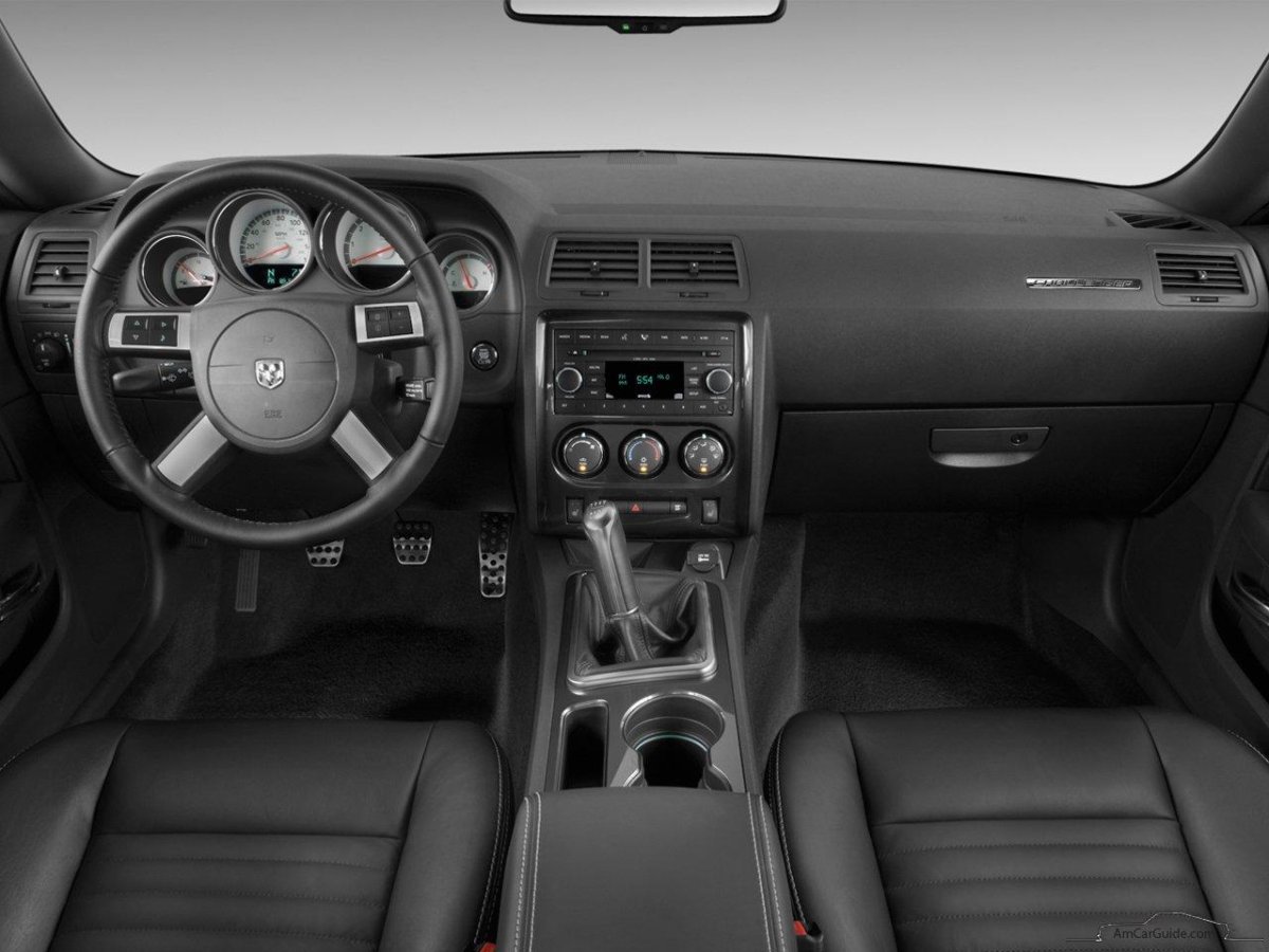 Додж Челленджер 2005 салон
