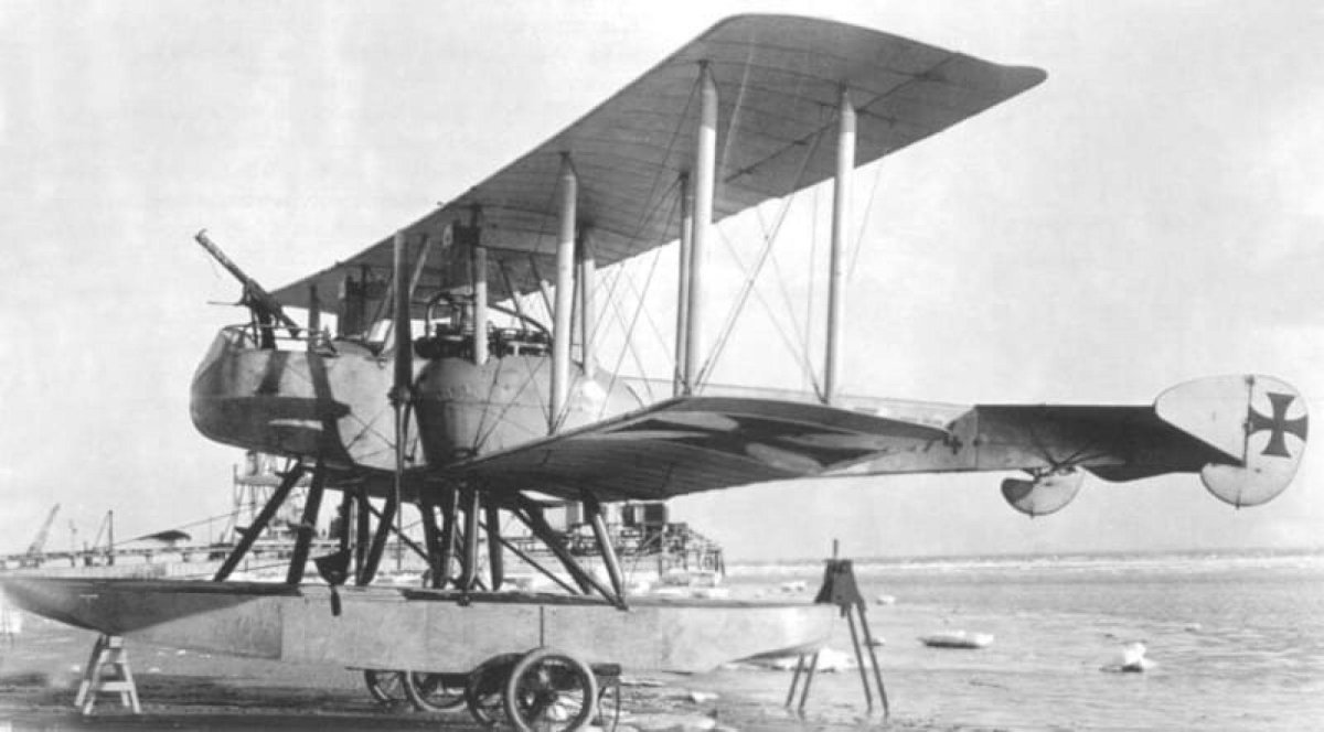 Двухмоторный гидросамолет