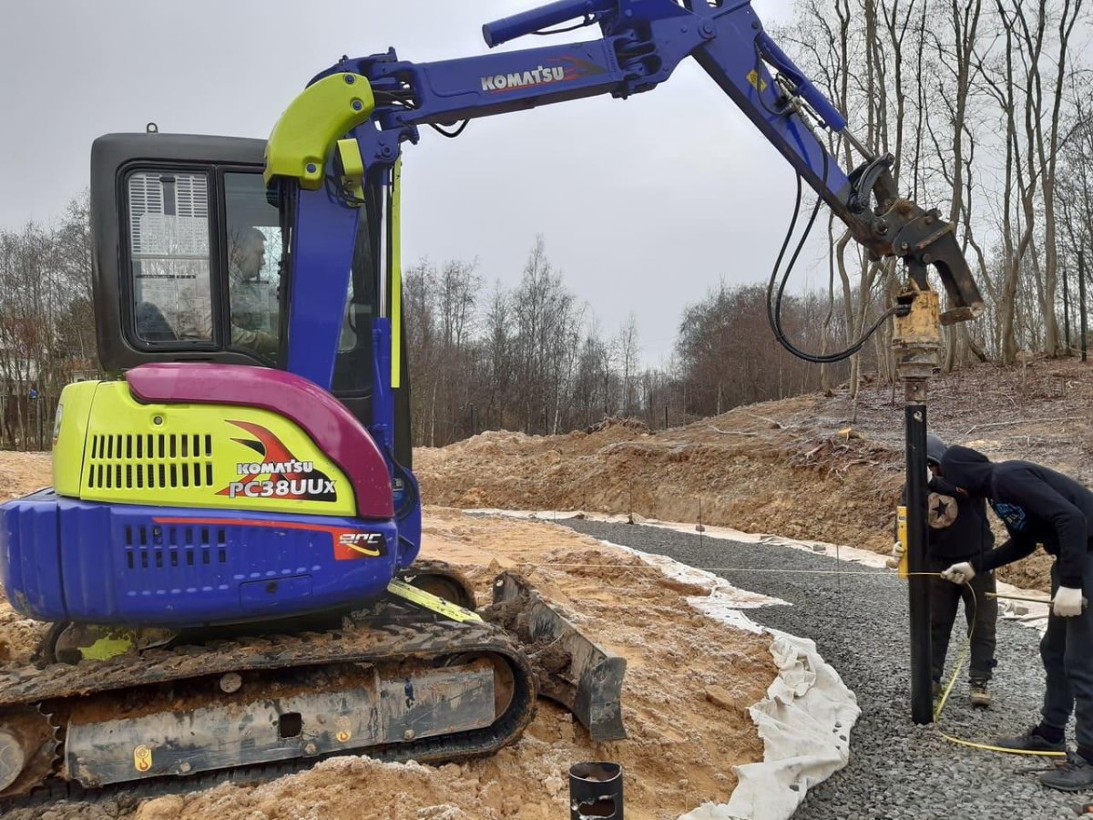 Бурение мини экскаватором