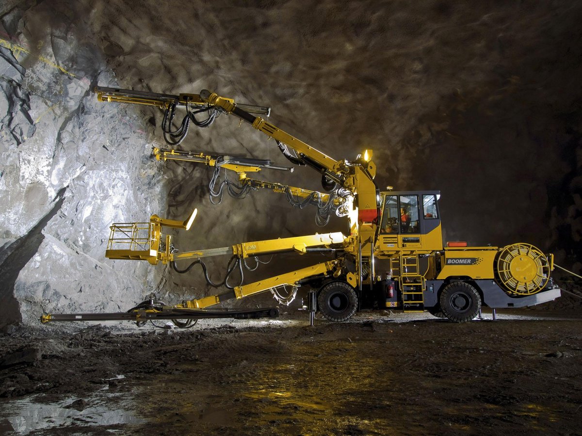 Буровая машина Atlas Copco Boomer