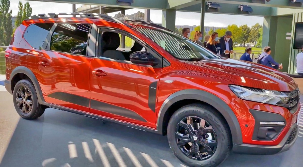 Семиместная машина есть Dacia Jogger