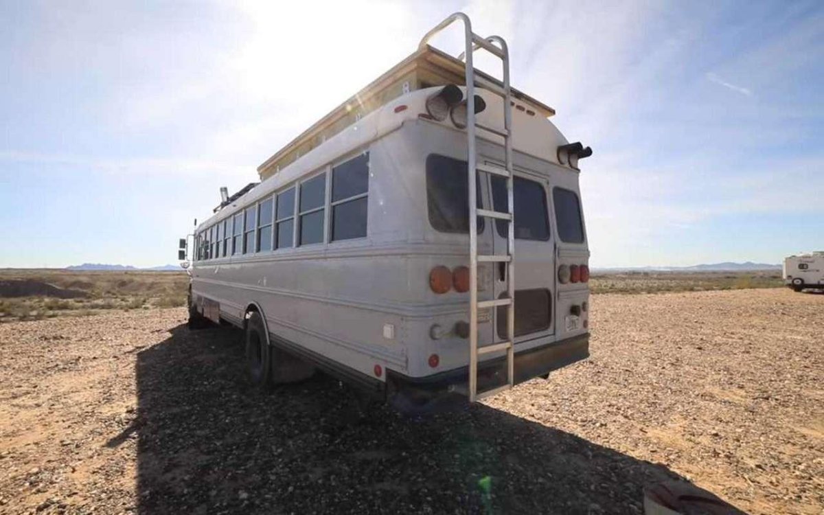 Школьный автобус дом на колесах