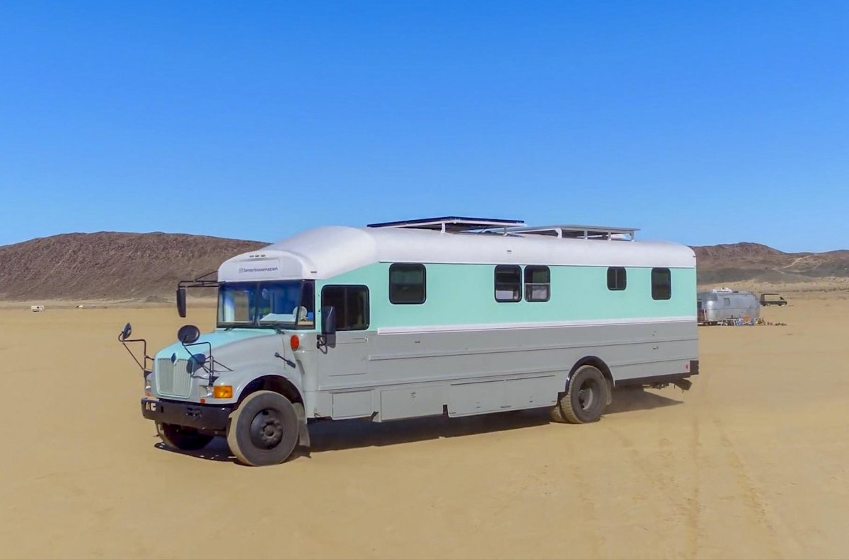 Дом на колесах из автобуса