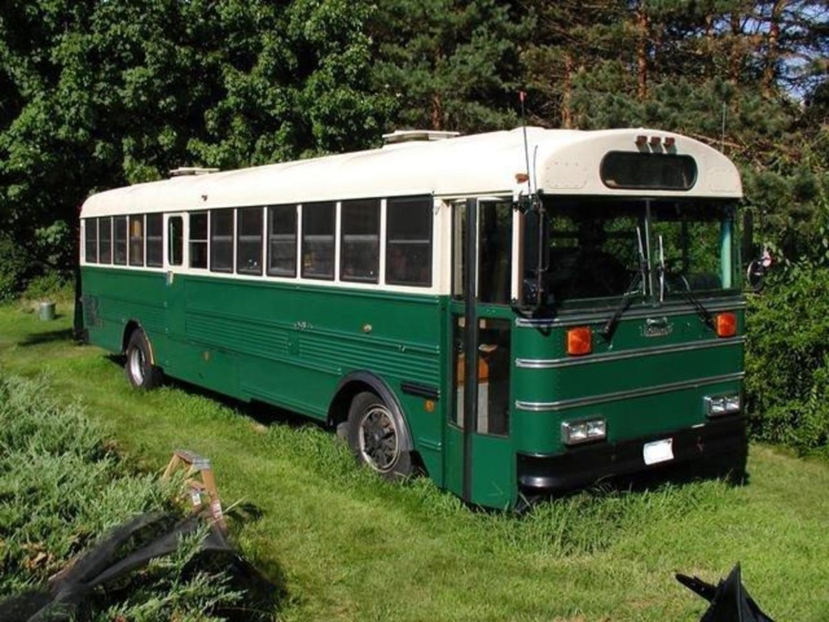 Старый зелёный автобус