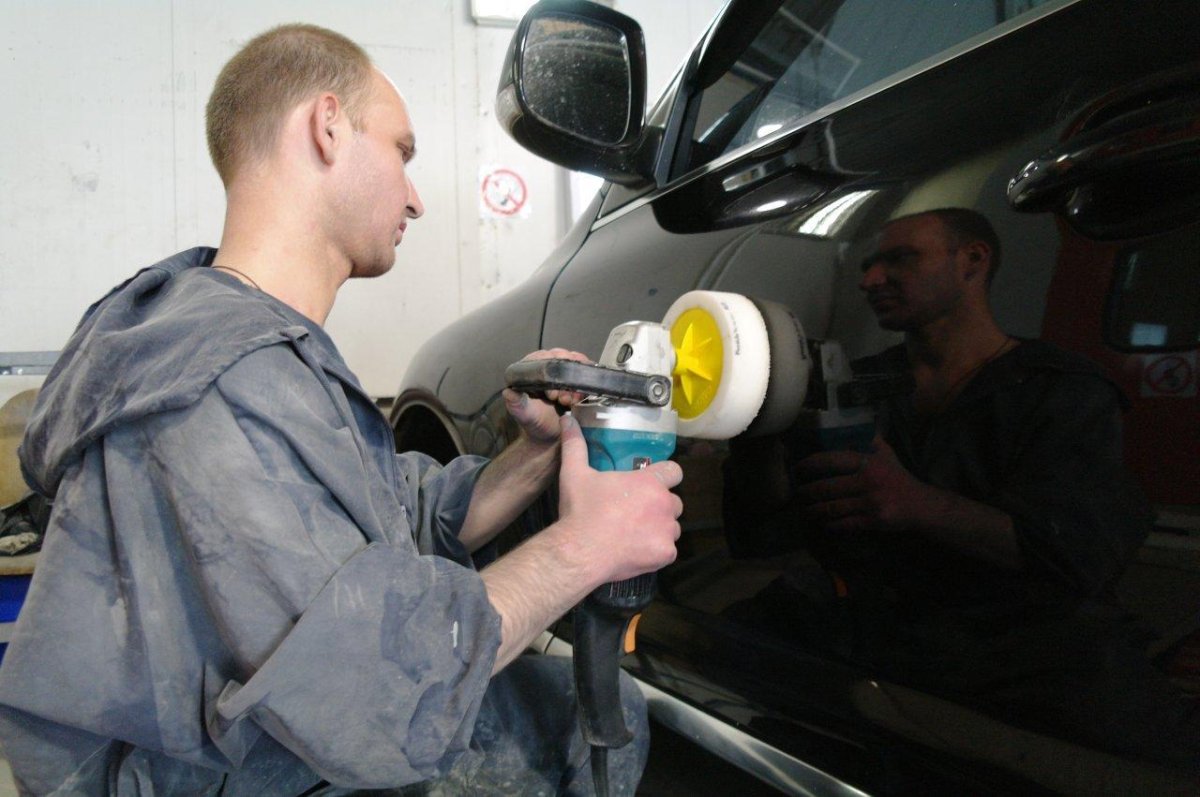 Полировщик автомобилей