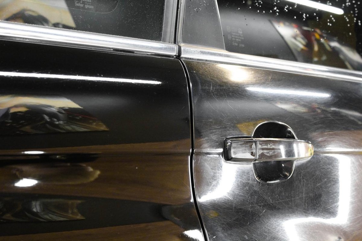 Полированная черная машина