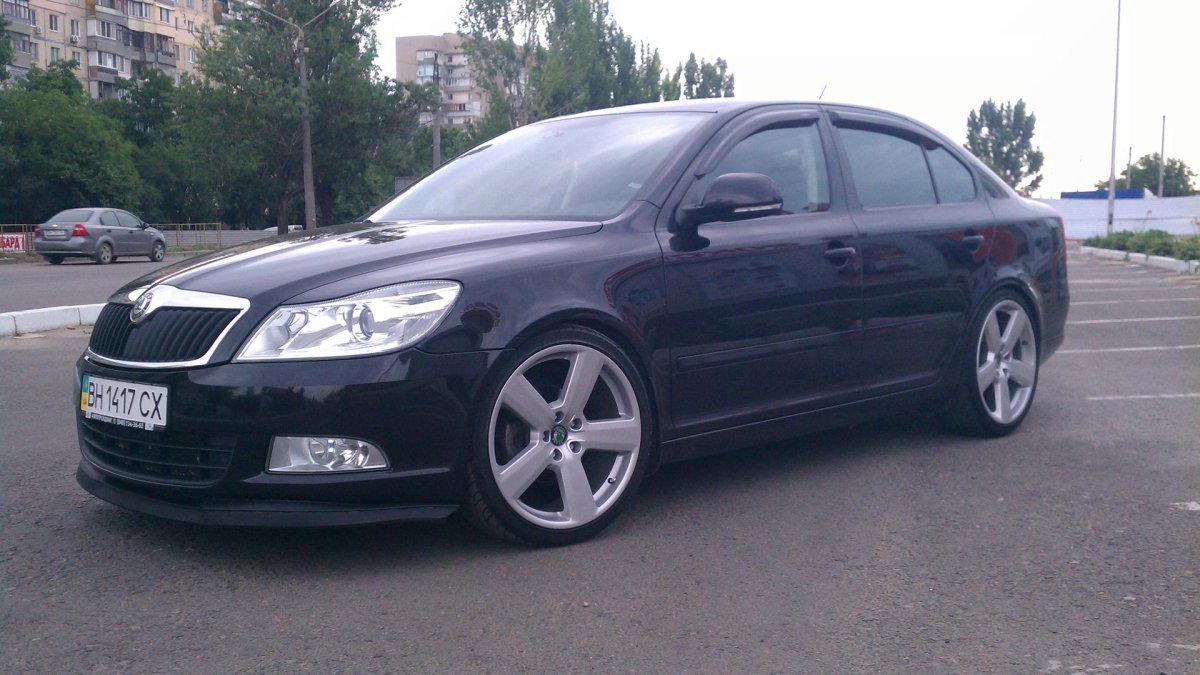 Skoda Octavia a5 черная r17
