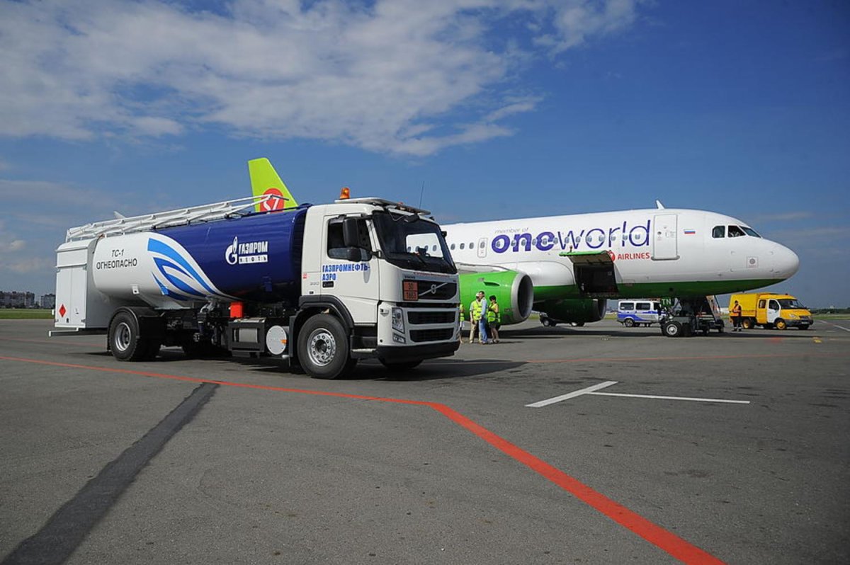 Топливозаправщик Газпромнефть Аэро