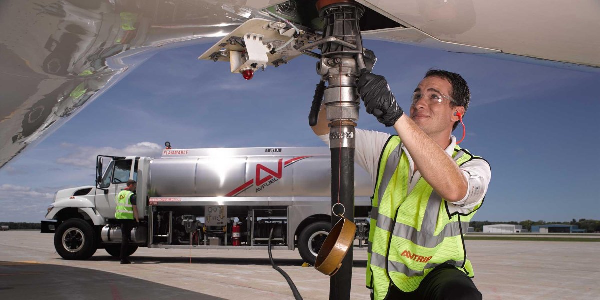 Заправщик в аэропорту