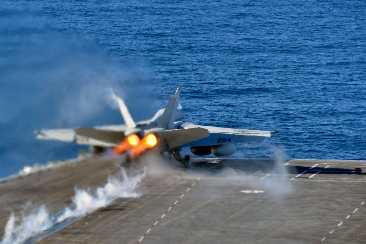 F-18 взлёт с авианосца