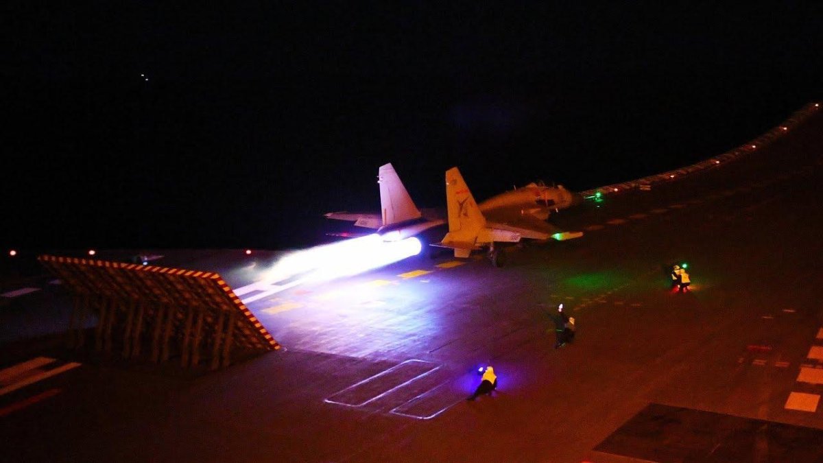 Фото с телефона ночніх взлетов истребителей