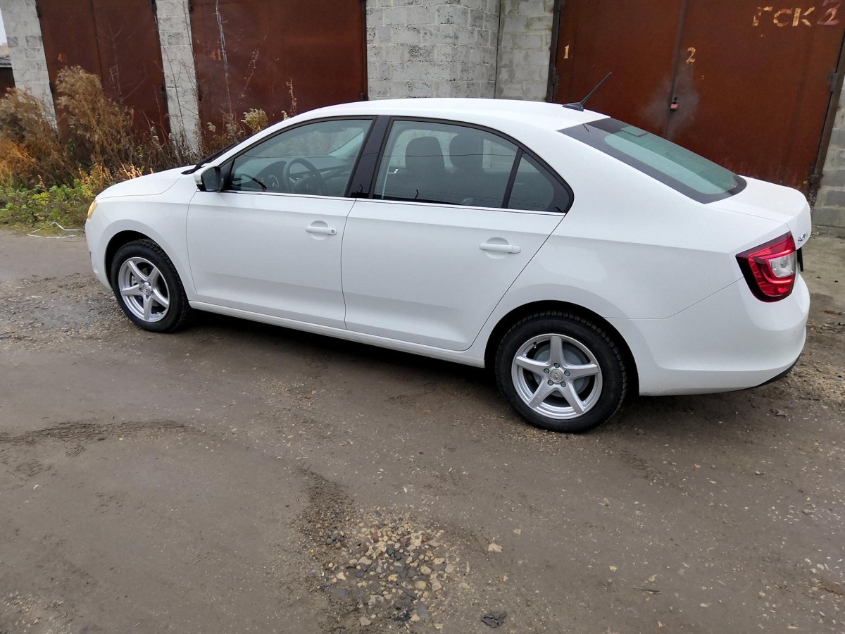 Skoda Rapid белая r15