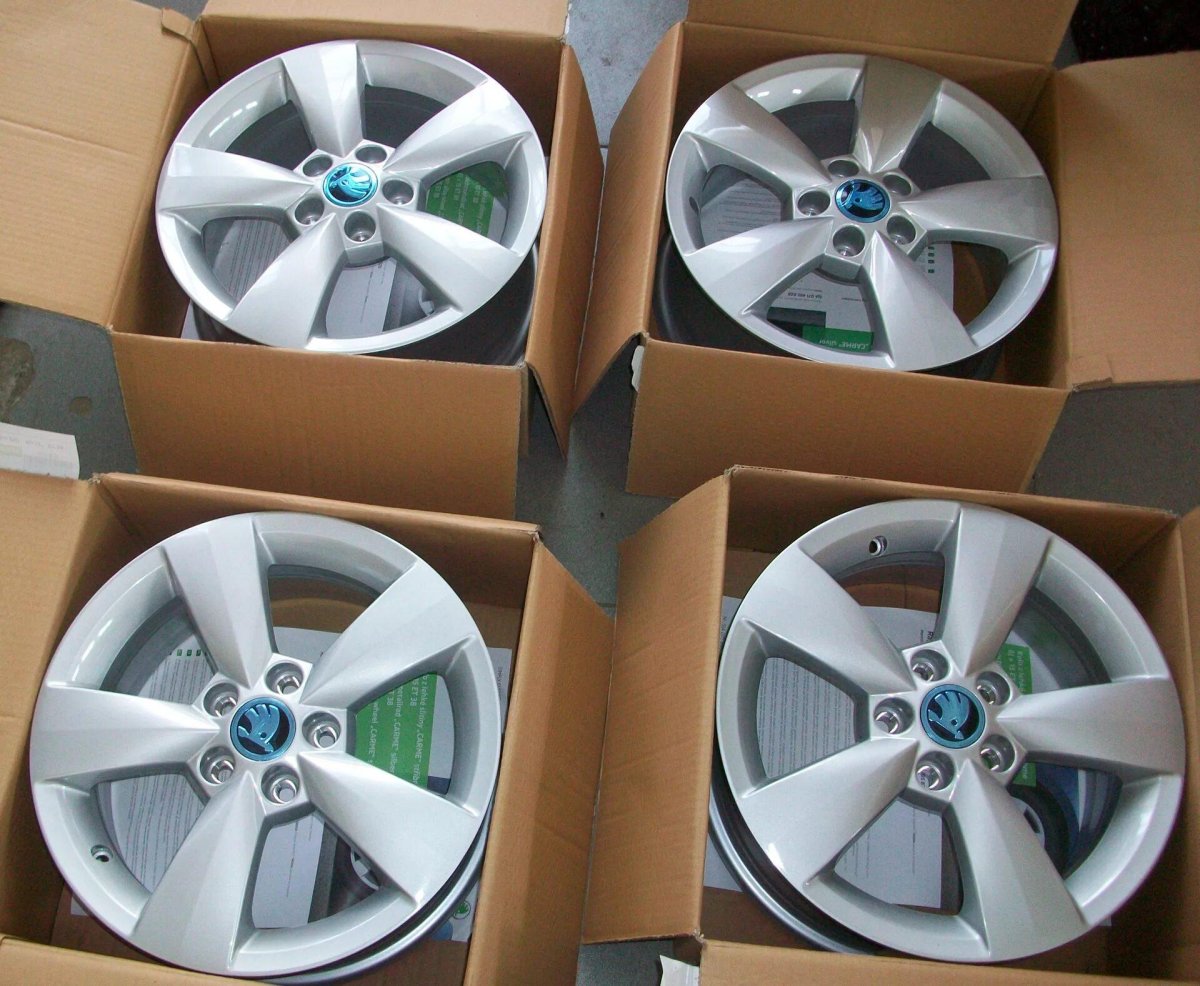 Литые диски на Шкода Рапид r15