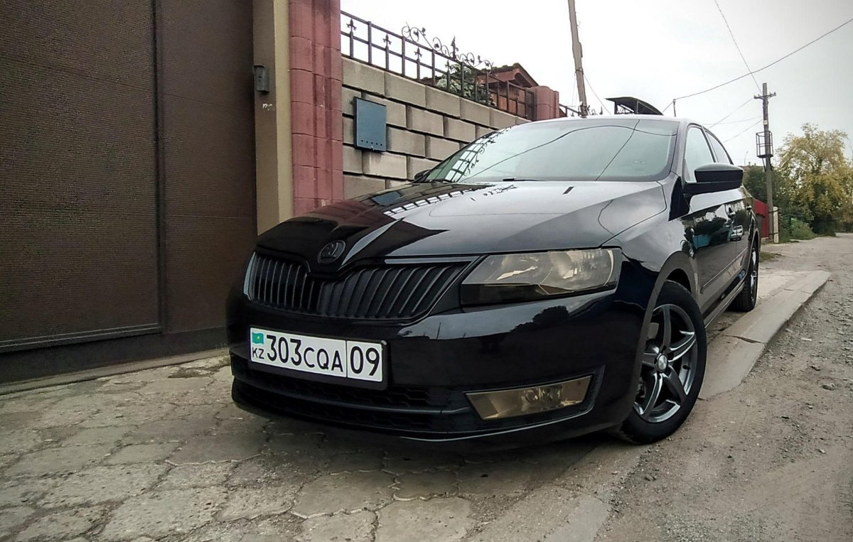Skoda Rapid черная