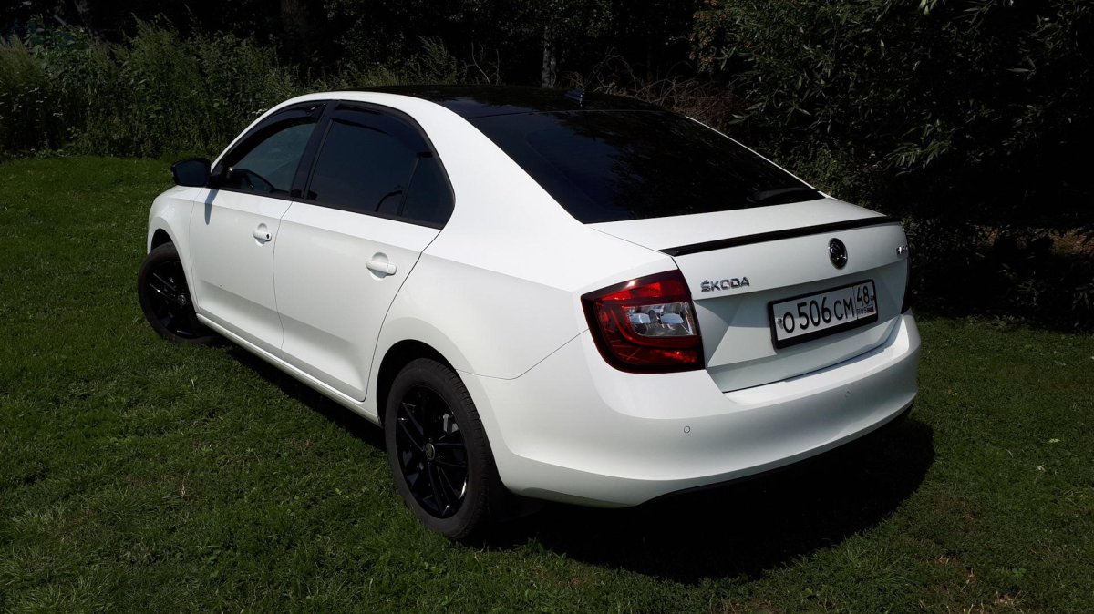 Шкода Рапид белая