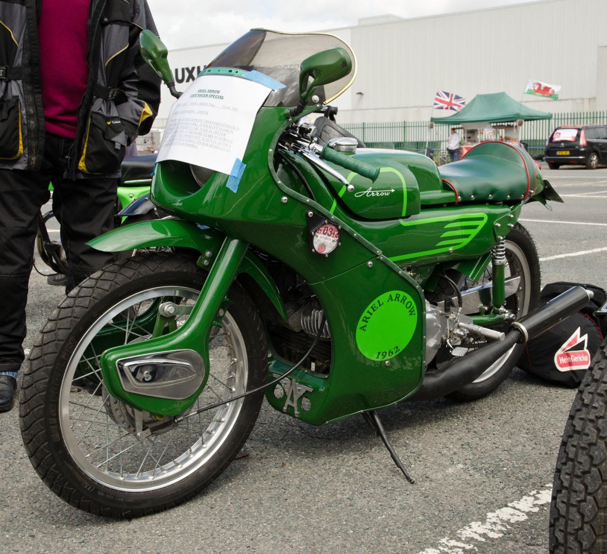 Бело зеленый мотоцикл странный