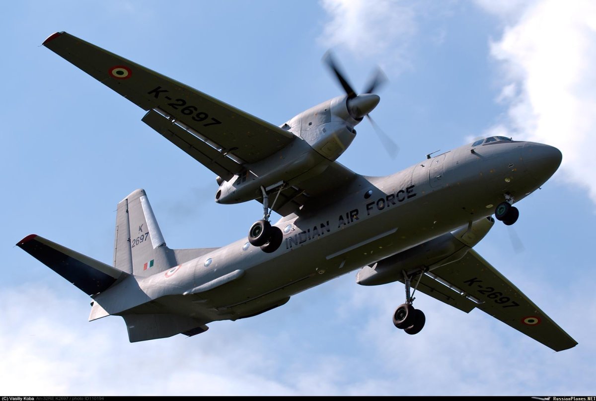 АН-32 военно-транспортный самолёт