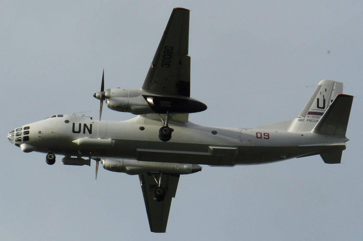 АН-30 военно-транспортный самолёт